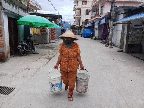 Dân thiếu nước sạch vì chờ ý kiến của... Tổng cục đường bộ - Ảnh 3. Dân thiếu nước sạch vì chờ ý kiến của... Tổng cục đường bộ - Ảnh 3.