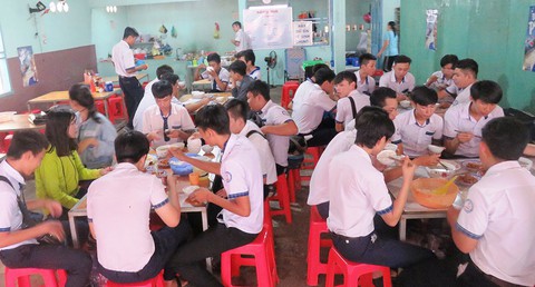Bữa cơm trưa nặng tình thầy trò - Ảnh 1. Bữa cơm trưa nặng tình thầy trò - Ảnh 1.