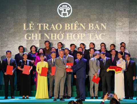 UBND TP Hà Nội tặng bằng khen cho ĐH Anh Quốc Việt Nam - Ảnh 1. UBND TP Hà Nội tặng bằng khen cho ĐH Anh Quốc Việt Nam - Ảnh 1.