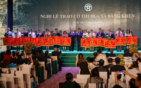 UBND TP Hà Nội tặng bằng khen cho ĐH Anh Quốc Việt Nam - Ảnh 2. UBND TP Hà Nội tặng bằng khen cho ĐH Anh Quốc Việt Nam - Ảnh 2.