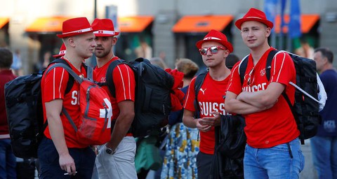 Cổ động viên Thụy Sĩ đặt nhầm khách sạn cách sân World Cup 1.200 km - Ảnh 2. Cổ động viên Thụy Sĩ đặt nhầm khách sạn cách sân World Cup 1.200 km - Ảnh 2.