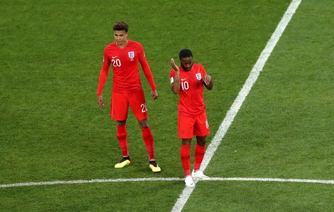 Tuyển Anh vừa thi đấu, vừa xịt chống muỗi trên sân World Cup - Ảnh 3. Tuyển Anh vừa thi đấu, vừa xịt chống muỗi trên sân World Cup - Ảnh 3.