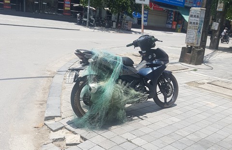 CSGT bắn lưới bắt xe vi phạm, phát hiện súng tự chế - Ảnh 1. CSGT bắn lưới bắt xe vi phạm, phát hiện súng tự chế - Ảnh 1.