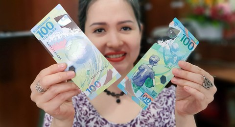 Tiền 100 rúp Nga kỷ niệm World Cup được săn lùng ở Sài Gòn - Ảnh 1. Tiền 100 rúp Nga kỷ niệm World Cup được săn lùng ở Sài Gòn - Ảnh 1.