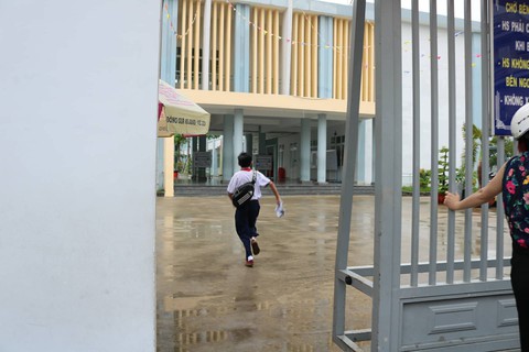 87.400 thí sinh bắt đầu thi môn đầu tiên - Ảnh 3. 87.400 thí sinh bắt đầu thi môn đầu tiên - Ảnh 3.