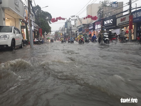 Sài Gòn giờ mưa lớn không ngập mới lạ - Ảnh 9. Sài Gòn giờ mưa lớn không ngập mới lạ - Ảnh 9.