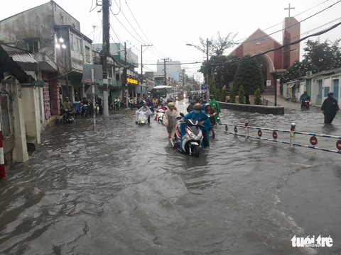 Sài Gòn giờ mưa lớn không ngập mới lạ - Ảnh 10. Sài Gòn giờ mưa lớn không ngập mới lạ - Ảnh 10.