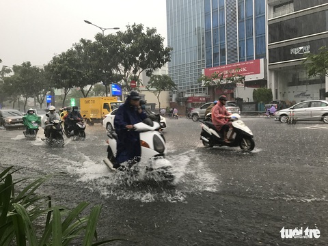 Sài Gòn giờ mưa lớn không ngập mới lạ - Ảnh 1. Sài Gòn giờ mưa lớn không ngập mới lạ - Ảnh 1.