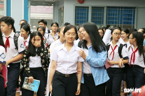 Thí sinh thi lớp 10 hồn nhiên cười đùa, mẹ cha căng thẳng - Ảnh 3. Thí sinh thi lớp 10 hồn nhiên cười đùa, mẹ cha căng thẳng - Ảnh 3.
