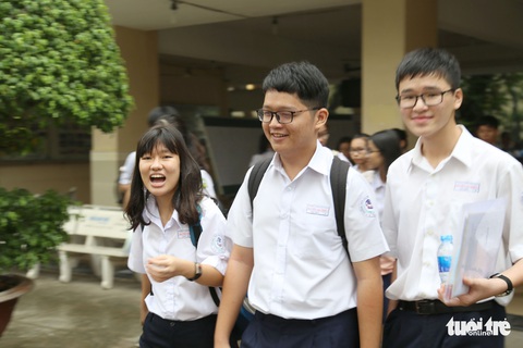 Thí sinh thi lớp 10 hồn nhiên cười đùa, mẹ cha căng thẳng - Ảnh 7. Thí sinh thi lớp 10 hồn nhiên cười đùa, mẹ cha căng thẳng - Ảnh 7.