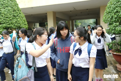 Thí sinh thi lớp 10 hồn nhiên cười đùa, mẹ cha căng thẳng - Ảnh 9. Thí sinh thi lớp 10 hồn nhiên cười đùa, mẹ cha căng thẳng - Ảnh 9.