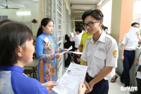 Thí sinh thi lớp 10 hồn nhiên cười đùa, mẹ cha căng thẳng - Ảnh 5. Thí sinh thi lớp 10 hồn nhiên cười đùa, mẹ cha căng thẳng - Ảnh 5.