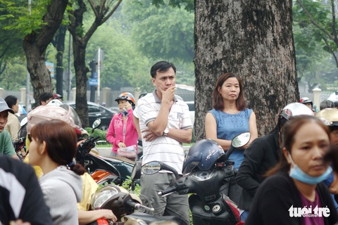 Thí sinh thi lớp 10 hồn nhiên cười đùa, mẹ cha căng thẳng - Ảnh 12. Thí sinh thi lớp 10 hồn nhiên cười đùa, mẹ cha căng thẳng - Ảnh 12.
