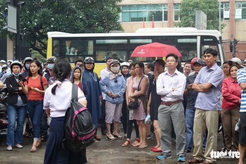 Thí sinh thi lớp 10 hồn nhiên cười đùa, mẹ cha căng thẳng - Ảnh 13. Thí sinh thi lớp 10 hồn nhiên cười đùa, mẹ cha căng thẳng - Ảnh 13.