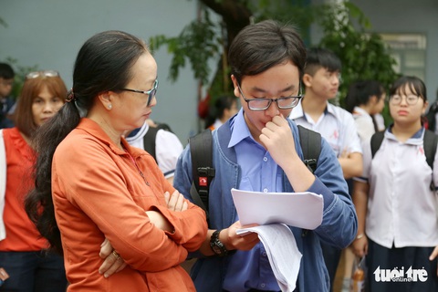 Thí sinh thi lớp 10 hồn nhiên cười đùa, mẹ cha căng thẳng - Ảnh 10. Thí sinh thi lớp 10 hồn nhiên cười đùa, mẹ cha căng thẳng - Ảnh 10.