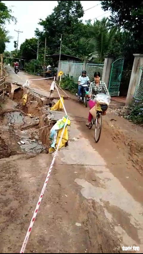Hà bá nuốt hết nửa mặt đường bờ kênh xáng dài 45 mét - Ảnh 1. Hà bá nuốt hết nửa mặt đường bờ kênh xáng dài 45 mét - Ảnh 1.