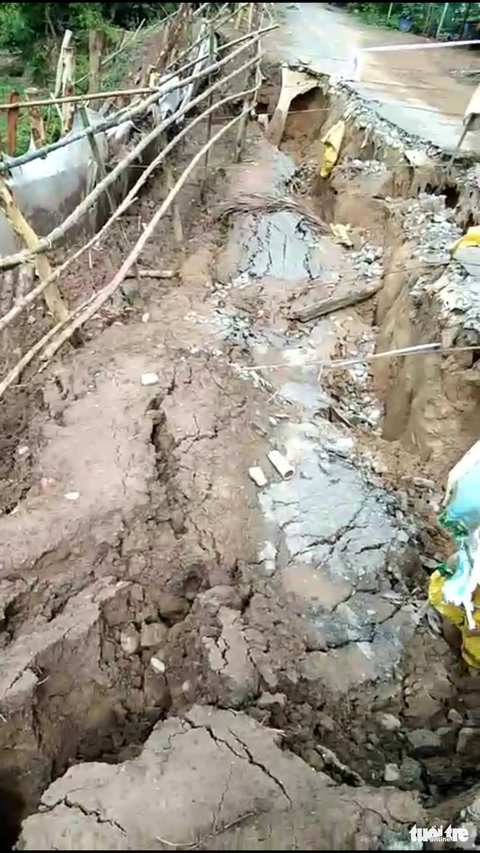 Hà bá nuốt hết nửa mặt đường bờ kênh xáng dài 45 mét - Ảnh 2. Hà bá nuốt hết nửa mặt đường bờ kênh xáng dài 45 mét - Ảnh 2.