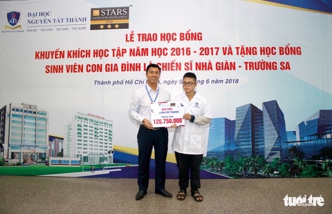 Tặng học bổng cho sinh viên là con chiến sĩ nhà giàn Trường Sa - Ảnh 1.