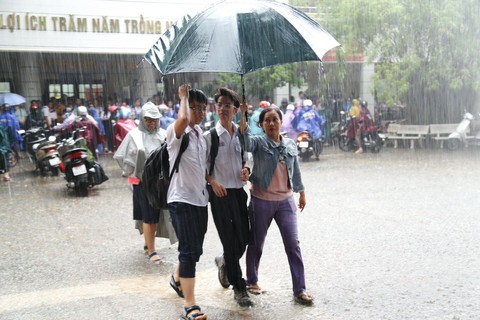 Thí sinh thi tuyển sinh lớp 10 cười tươi sau giờ thi ngoại ngữ - Ảnh 5. Thí sinh thi tuyển sinh lớp 10 cười tươi sau giờ thi ngoại ngữ - Ảnh 5.