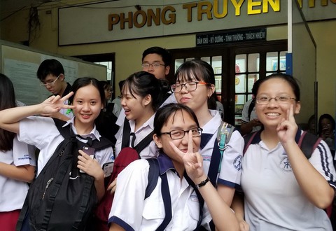 Thí sinh thi tuyển sinh lớp 10 cười tươi sau giờ thi ngoại ngữ - Ảnh 3. Thí sinh thi tuyển sinh lớp 10 cười tươi sau giờ thi ngoại ngữ - Ảnh 3.