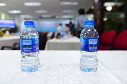 Mang theo chai nước dùng dở dang để uống tiếp, có sao đâu! - Ảnh 1. Mang theo chai nước dùng dở dang để uống tiếp, có sao đâu! - Ảnh 1.