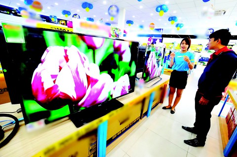 “Tung chiêu” bán tivi mùa World Cup - Ảnh 2. “Tung chiêu” bán tivi mùa World Cup - Ảnh 2.