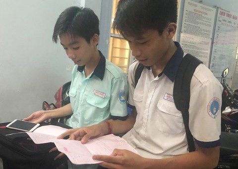 Thí sinh thi tuyển sinh lớp 10 cười tươi sau giờ thi ngoại ngữ - Ảnh 4. Thí sinh thi tuyển sinh lớp 10 cười tươi sau giờ thi ngoại ngữ - Ảnh 4.