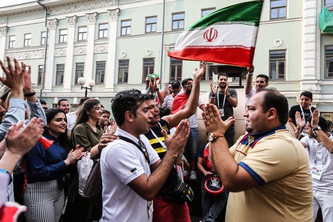 Cổ động viên Iran hừng hực lửa trước trận gặp Tây Ban Nha - Ảnh 5. Cổ động viên Iran hừng hực lửa trước trận gặp Tây Ban Nha - Ảnh 5.