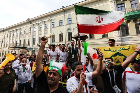 Cổ động viên Iran hừng hực lửa trước trận gặp Tây Ban Nha - Ảnh 6. Cổ động viên Iran hừng hực lửa trước trận gặp Tây Ban Nha - Ảnh 6.