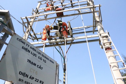 Sét đánh hỏng đường dây 22 kV, toàn huyện đảo Cô Tô mất điện - Ảnh 1. Sét đánh hỏng đường dây 22 kV, toàn huyện đảo Cô Tô mất điện - Ảnh 1.