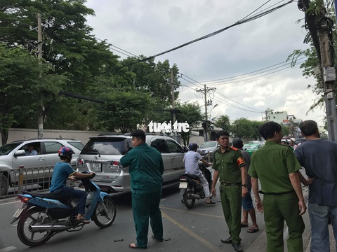 Nổ tại trụ sở Công an phường 12 Tân Bình, 1 nữ cán bộ bị thương - Ảnh 1. Nổ tại trụ sở Công an phường 12 Tân Bình, 1 nữ cán bộ bị thương - Ảnh 1.