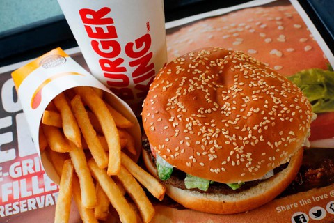 ‘Dụ dỗ’ phụ nữ mang thai với cầu thủ, Burger King phải xin lỗi - Ảnh 1. ‘Dụ dỗ’ phụ nữ mang thai với cầu thủ, Burger King phải xin lỗi - Ảnh 1.