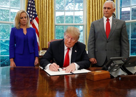 Ông Trump lùi bước, không chia rẽ gia đình người nhập cư lậu tại biên giới - Ảnh 1. Ông Trump lùi bước, không chia rẽ gia đình người nhập cư lậu tại biên giới - Ảnh 1.