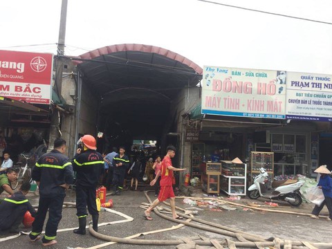 Chợ Sóc Sơn ở Hà Nội bị thiêu rụi sau cháy lớn - Ảnh 7. Chợ Sóc Sơn ở Hà Nội bị thiêu rụi sau cháy lớn - Ảnh 7.