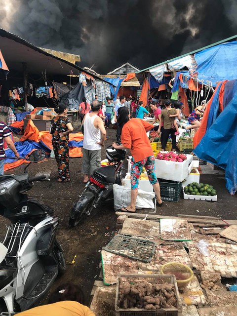Chợ Sóc Sơn ở Hà Nội bị thiêu rụi sau cháy lớn - Ảnh 4. Chợ Sóc Sơn ở Hà Nội bị thiêu rụi sau cháy lớn - Ảnh 4.