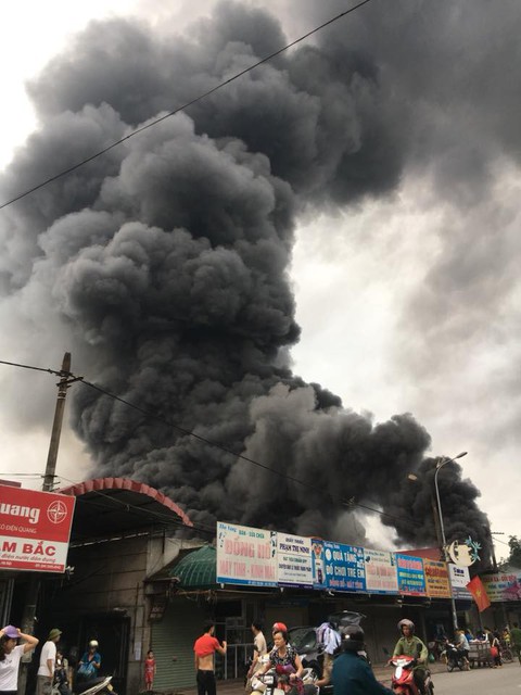 Chợ Sóc Sơn ở Hà Nội bị thiêu rụi sau cháy lớn - Ảnh 3. Chợ Sóc Sơn ở Hà Nội bị thiêu rụi sau cháy lớn - Ảnh 3.