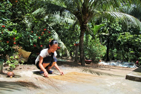 Tấm gương Đèn đom đóm: hai mầm xanh mạnh mẽ trên đất khô cằn - Ảnh 2. Tấm gương Đèn đom đóm: hai mầm xanh mạnh mẽ trên đất khô cằn - Ảnh 2.