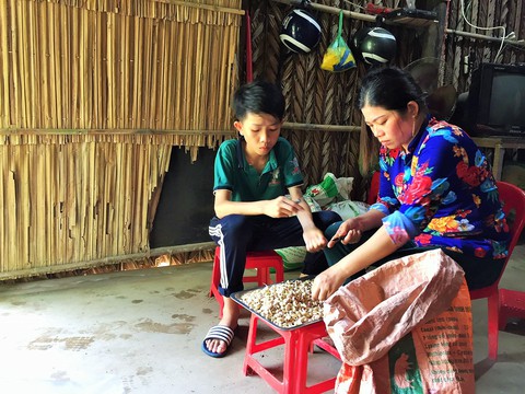 Tấm gương Đèn đom đóm: hai mầm xanh mạnh mẽ trên đất khô cằn - Ảnh 6. Tấm gương Đèn đom đóm: hai mầm xanh mạnh mẽ trên đất khô cằn - Ảnh 6.