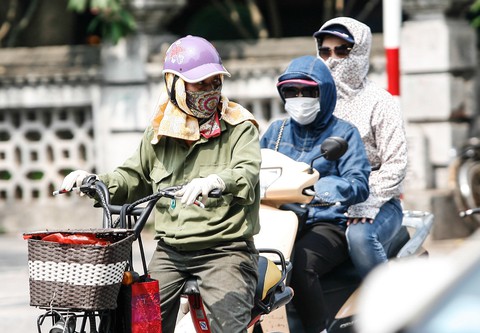 Đợt nắng nóng đầu tiên ở miền Bắc vượt mốc lịch sử từ 1996, có nơi 41 độ C - Ảnh 1. Đợt nắng nóng đầu tiên ở miền Bắc vượt mốc lịch sử từ 1996, có nơi 41 độ C - Ảnh 1.