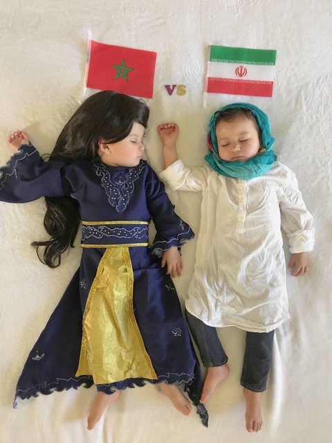 Mẹ hoá trang 2 con sinh đôi thành các đội đối kháng World Cup - Ảnh 1. Mẹ hoá trang 2 con sinh đôi thành các đội đối kháng World Cup - Ảnh 1.
