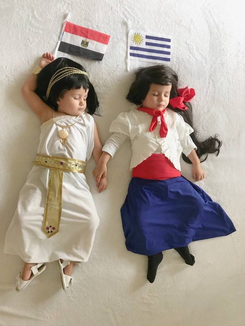 Mẹ hoá trang 2 con sinh đôi thành các đội đối kháng World Cup - Ảnh 2. Mẹ hoá trang 2 con sinh đôi thành các đội đối kháng World Cup - Ảnh 2.