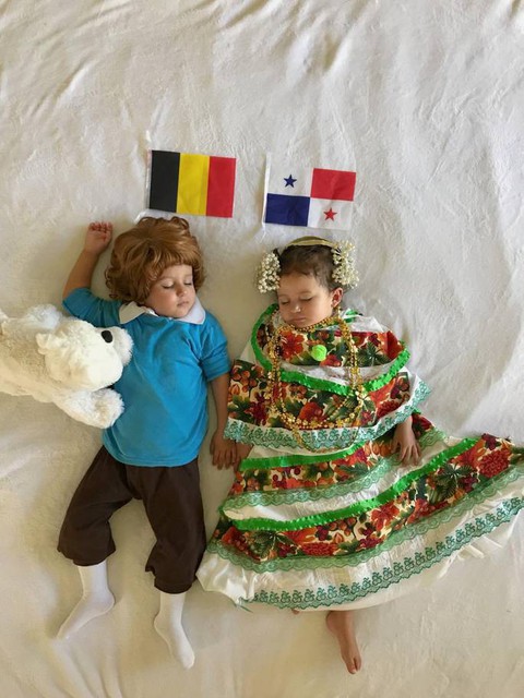 Mẹ hoá trang 2 con sinh đôi thành các đội đối kháng World Cup - Ảnh 12. Mẹ hoá trang 2 con sinh đôi thành các đội đối kháng World Cup - Ảnh 12.