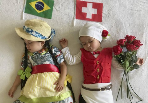 Mẹ hoá trang 2 con sinh đôi thành các đội đối kháng World Cup - Ảnh 3. Mẹ hoá trang 2 con sinh đôi thành các đội đối kháng World Cup - Ảnh 3.