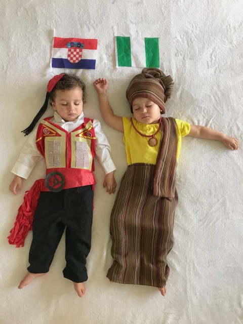 Mẹ hoá trang 2 con sinh đôi thành các đội đối kháng World Cup - Ảnh 8. Mẹ hoá trang 2 con sinh đôi thành các đội đối kháng World Cup - Ảnh 8.