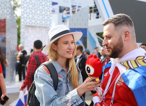 Quá xinh đẹp, nhiều nữ phóng viên khó tác nghiệp ở World Cup 2018 - Ảnh 7. Quá xinh đẹp, nhiều nữ phóng viên khó tác nghiệp ở World Cup 2018 - Ảnh 7.
