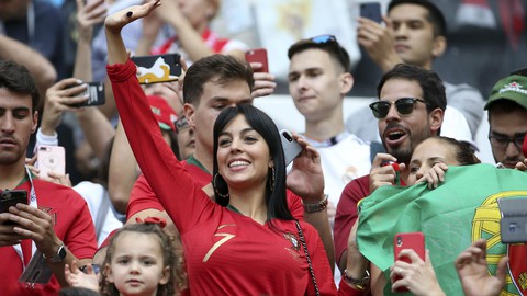 Ronaldo thăng hoa trên sân, bạn gái ủng hộ nhiệt tình trên khán đài - Ảnh 1. Ronaldo thăng hoa trên sân, bạn gái ủng hộ nhiệt tình trên khán đài - Ảnh 1.