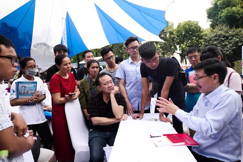 1 thí sinh, 2 cán bộ coi thi, 3 cán bộ chấm thi - Ảnh 1. 1 thí sinh, 2 cán bộ coi thi, 3 cán bộ chấm thi - Ảnh 1.