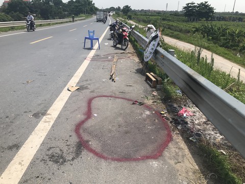 Tạm giữ 6 người vụ 2 nữ sinh chết, người thân mang quan tài diễu phố - Ảnh 1. Tạm giữ 6 người vụ 2 nữ sinh chết, người thân mang quan tài diễu phố - Ảnh 1.