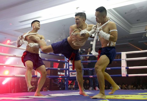 Mùa World Cup, trận muay Thái ở TP.HCM vẫn đông khán giả - Ảnh 2. Mùa World Cup, trận muay Thái ở TP.HCM vẫn đông khán giả - Ảnh 2.