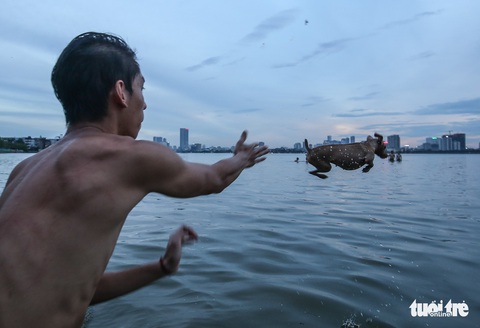 Hà Nội nắng nóng, bãi tắm hồ Tây đông đúc người tắm giải nhiệt - Ảnh 11. Hà Nội nắng nóng, bãi tắm hồ Tây đông đúc người tắm giải nhiệt - Ảnh 11.